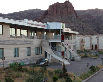 Julfa-VilahayeKoohestaniAras-04.jpg