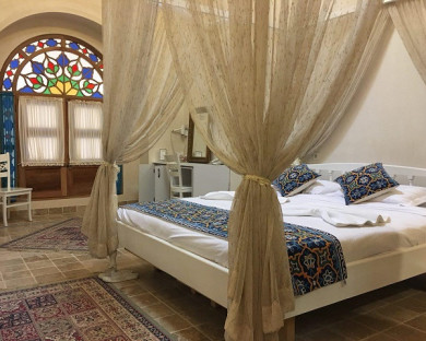 Kashan-Ariana-07.jpg